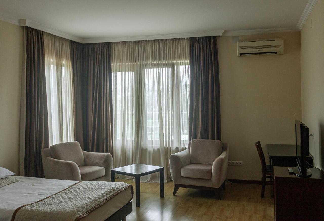 Hotel Beaumonde Garden Tbilisi Buitenkant foto