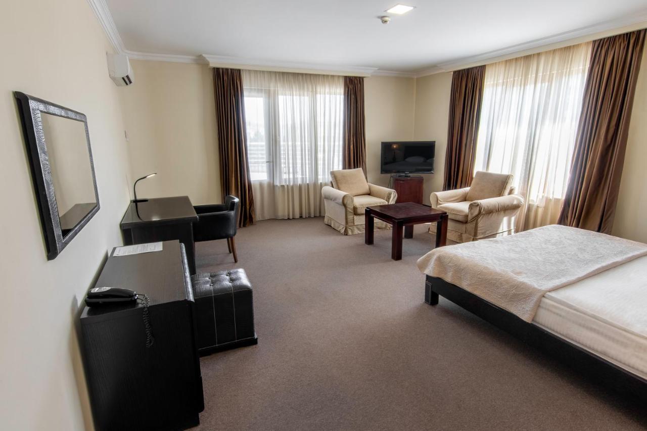 Hotel Beaumonde Garden Tbilisi Buitenkant foto